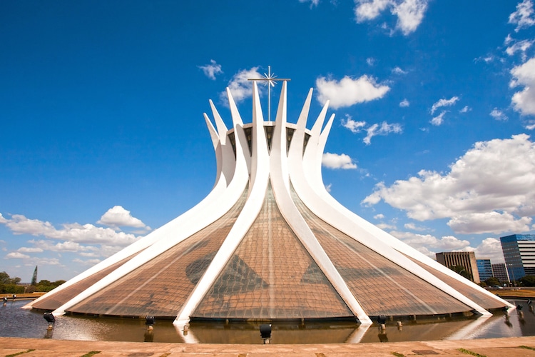 Catedrala din Brasilia de Oscar Niemeyer