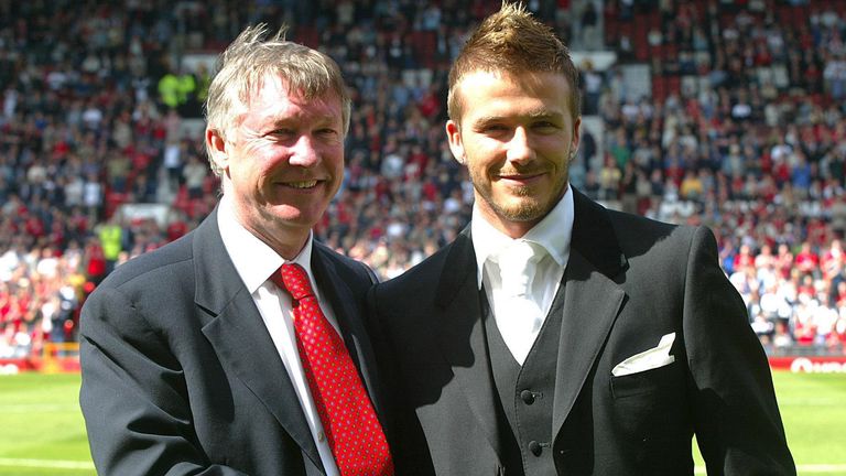 David Beckham (r) de la Manchester United cu managerul Sir Alex Ferguson, dupa ce jucatorul a semnat un nou contract pentru a-l mentine la club