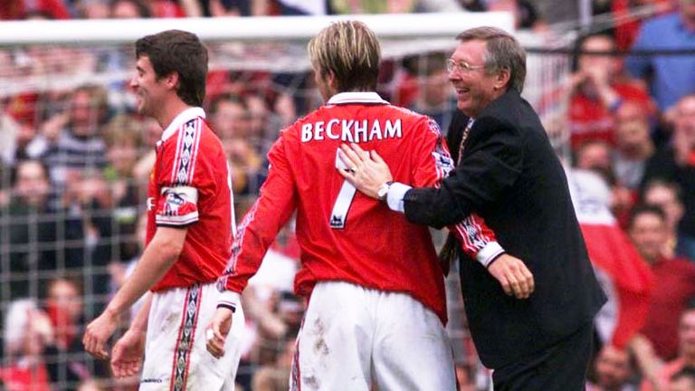 Alex Ferguson (dreapta) ii felicita pe David Beckham (centru) si Roy Keane dupa ce echipa sa a castigat titlul de Premiership la Old Trafford