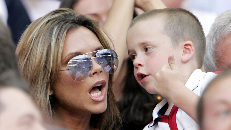 Victoria Beckham si fiul Brooklyn se uita la meci