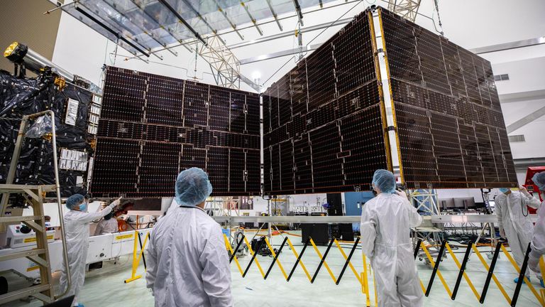 Tehnicienii incep sa retraga una dintre cele doua retele solare atasate navei spatiale Psyche a NASA.  Imagine: NASA/Kim Shiflett